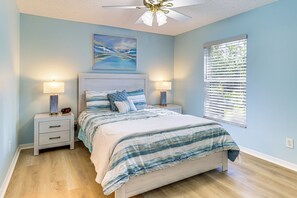 3 bedrooms, desk, travel cot, WiFi - Private Yard & Screened Patio: Sunny Sebastian Gem (Sebastian)