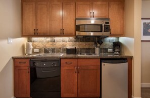 Fridge, microwave, stovetop, dishwasher