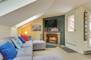 Fernseher, Kamin, Bücher