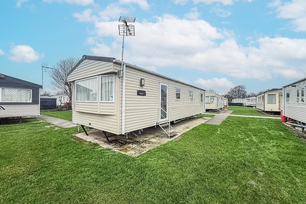 Spontaneous getaways are easy with 2cHolidays at Dovercourt Holiday Park.