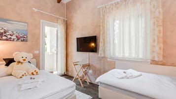 3 makuuhuonetta, silitysrauta/-lauta, ilmainen Wi-Fi, vuodevaatteet