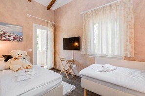 3 slaapkamers, een strijkplank/strijkijzer, gratis wifi, beddengoed