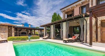 Villa Forte mit beheiztem Privatpool in Strandnähe