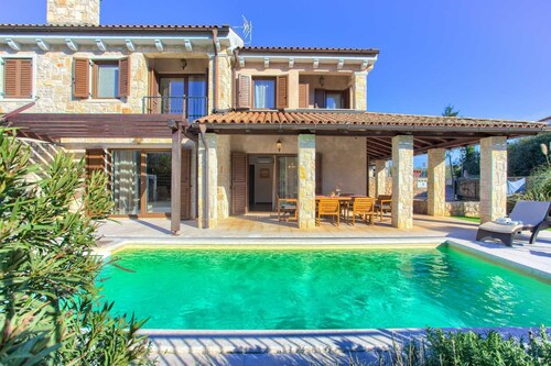 Villa Fina mit beheiztem Privatpool in Strandnähe