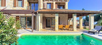 Villa Fina with Heated Private Pool close to the Beach