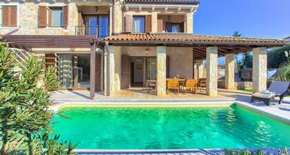 Villa Fina mit beheiztem Privatpool in Strandnähe