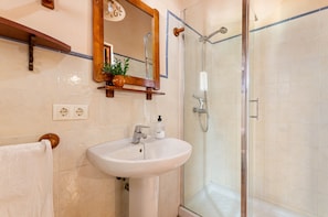 Villa | Bathroom - Villa in Serene Location (Inca)