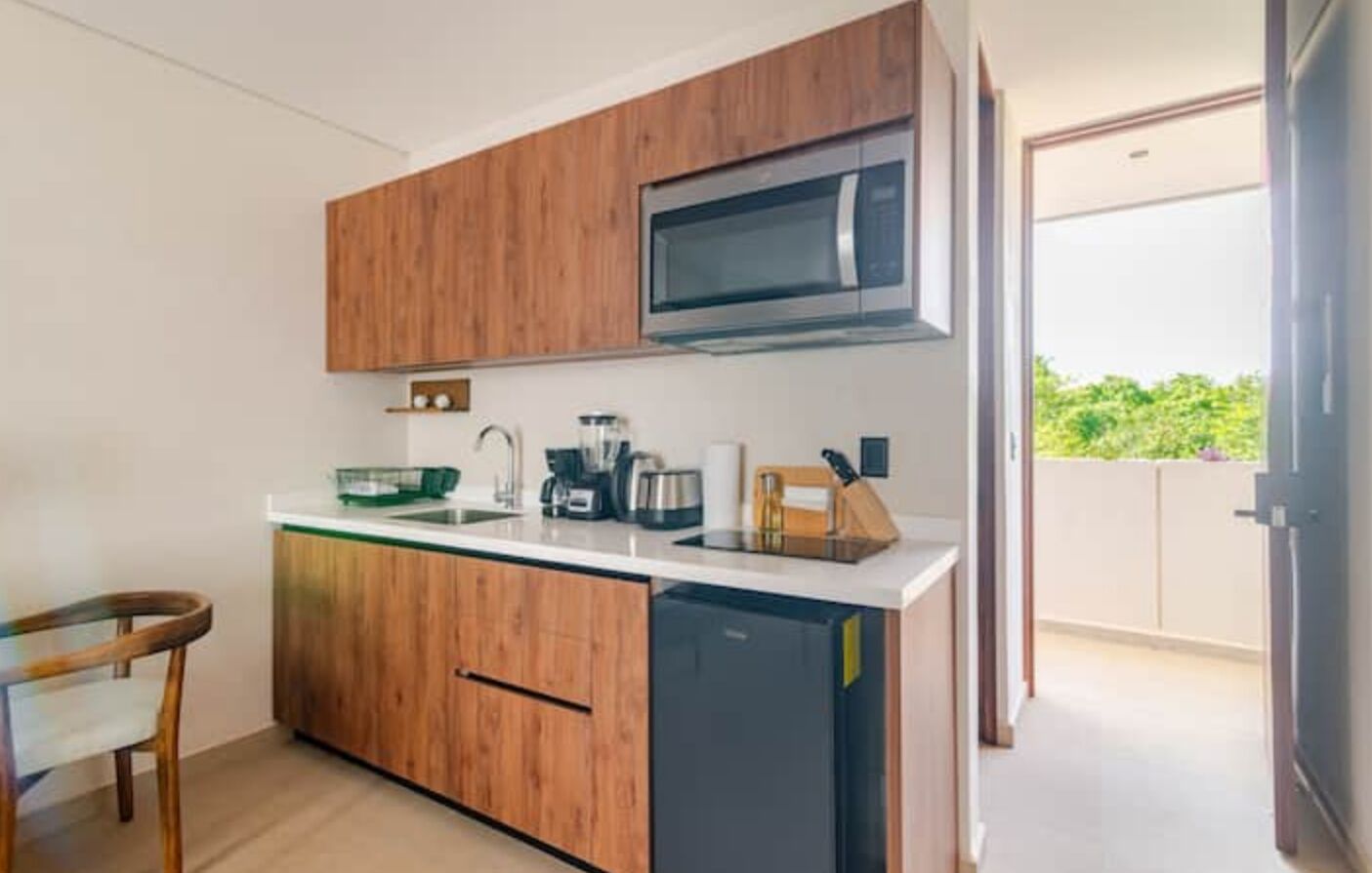 Kühlschrank, Mikrowelle, Herdplatte, Wasserkocher mit Kaffee-/Teezubehör