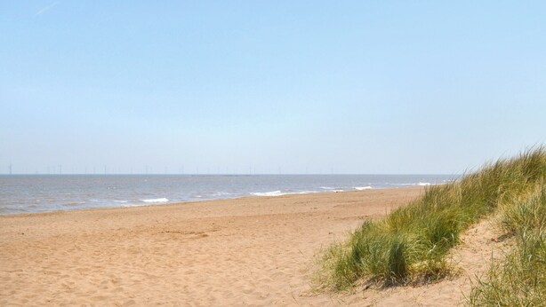 A sandy beach with a clear sky and ocean in the background. - Rosedene Cottage - UK48604 (Chapel St. Leonards)