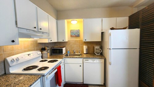 Two Bedroom Condo - Near Integris Hospital - Queen Bed & King Bed

