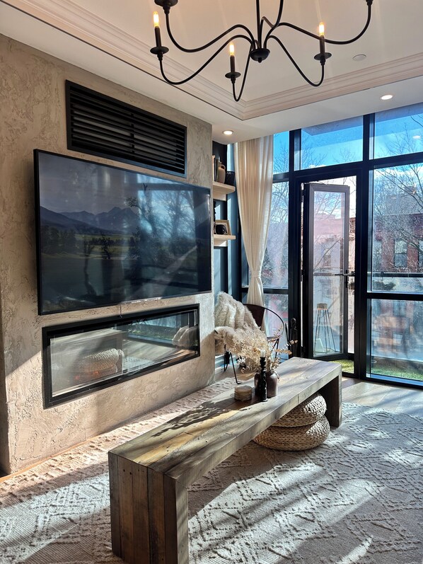 Living area - Cozy 1-bedroom condo with rooftop (Brooklyn)