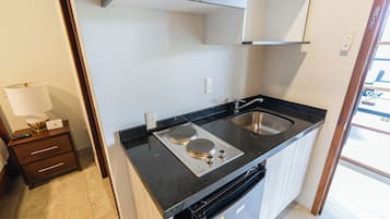 Quarto luxo, sacada, vista para a cidade | Cozinha privada | Chapa, talheres/pratos/utensílios de cozinha