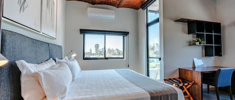 Exclusive Room | Free minibar items, in-room safe, desk, laptop workspace