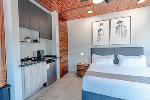 Exclusive Room | Private kitchen | Griddle, cookware/dishes/utensils