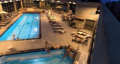 Spacious 3-bedroom hotel suite in Ski-in Ski-out Cliff Club