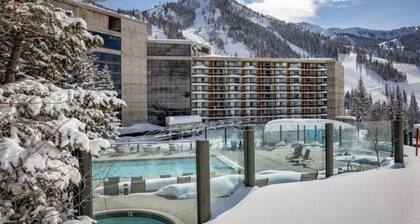 Spacious 3-bedroom hotel suite in Ski-in Ski-out Cliff Club