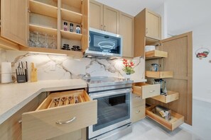 Réfrigérateur, four à micro-ondes, un four, surface de cuisson