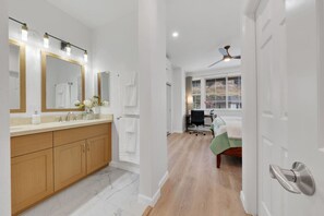 4 habitaciones, escritorio y tabla de planchar con plancha 