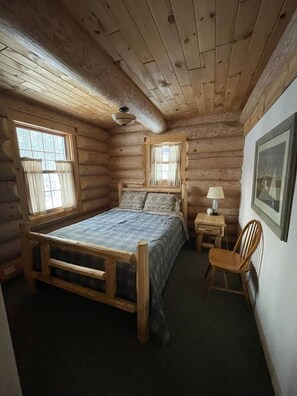 2 bedrooms, desk, iron/ironing board, travel crib - Rustic Lake Michigamme Hideaway (Republic)