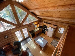 Fernseher, Kamin, DVD-Player, Videothek