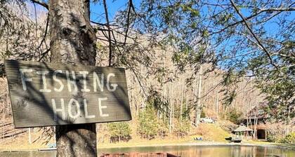 Rustic log Cabin w/ Pond & Hot tub Tranquil Vibe