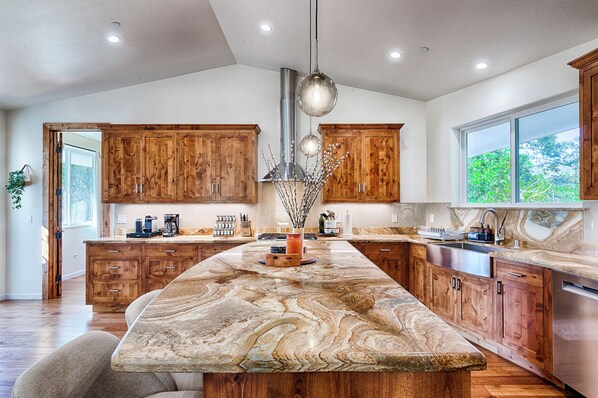 Microwave, oven, stovetop, dishwasher - Modern Farmhouse with Pool & Vineyard (Santa Rosa)