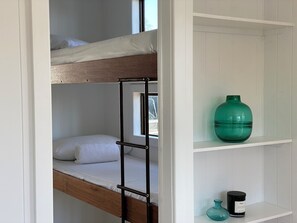 1 bedroom, bed sheets
