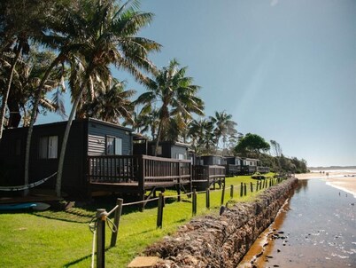 Absolute Waterfront Cabin - Pet friendly