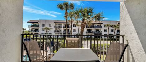 屋外ダイニングエリア