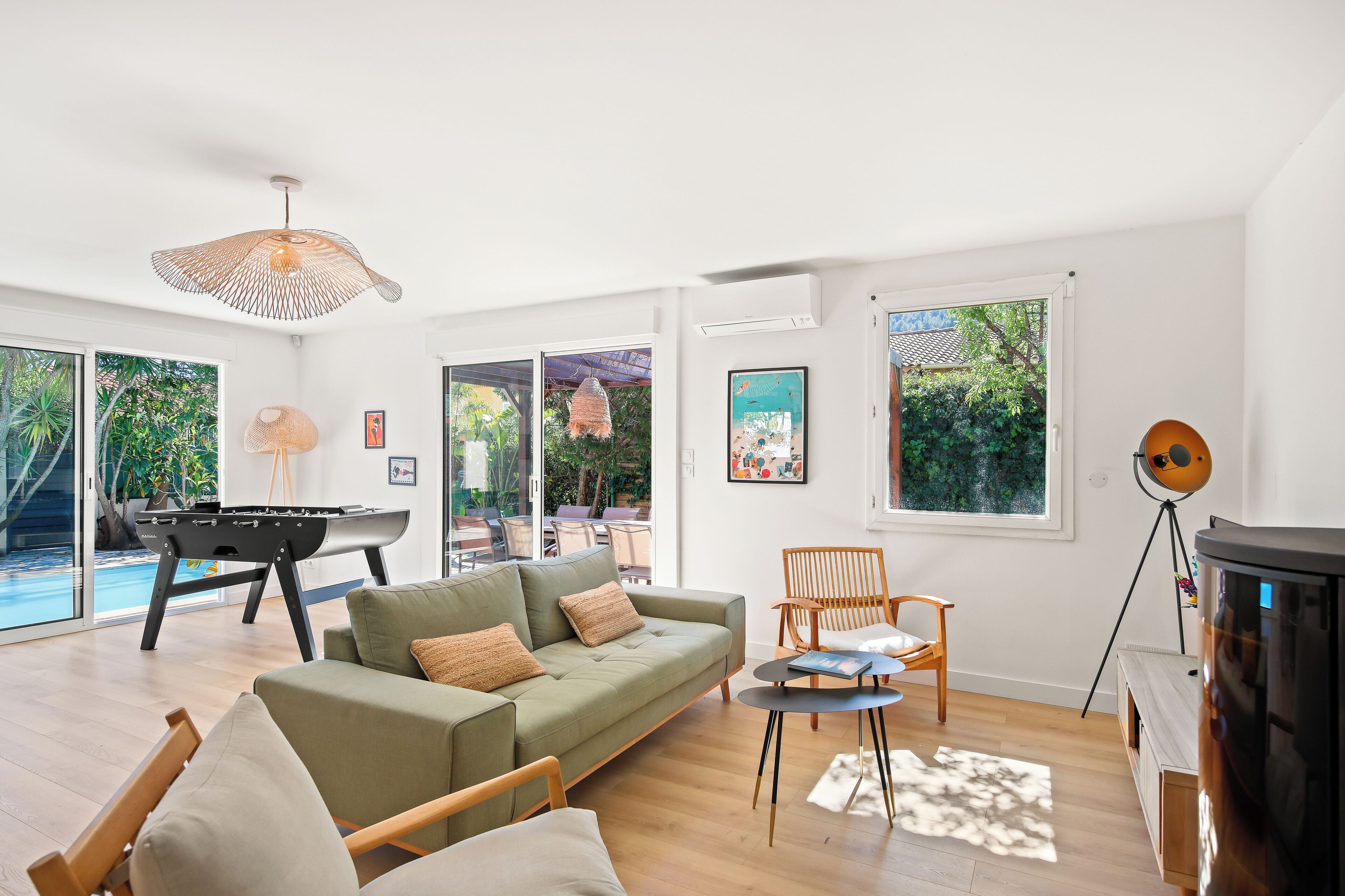 Een open haard, tafelvoetbal en een tafeltennistafel