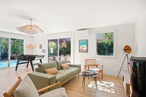 Kamin, Tischfußball, Tischtennisplatte