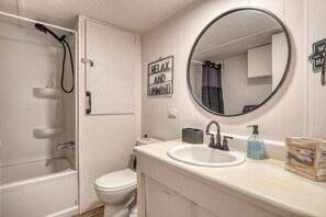 SĂšche-cheveux, serviettes fournies, savon, papier toilette