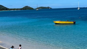 在海灘附近、躺椅、沙灘巾