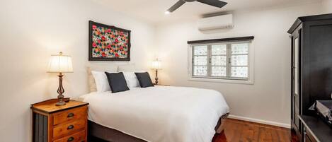 4 habitaciones, escritorio y tabla de planchar con plancha