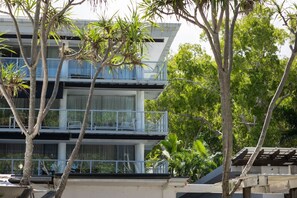 Exterior - Sublime Palm Cove 2BR Beachfront Apt - Lagoon Pool (Palm Cove)