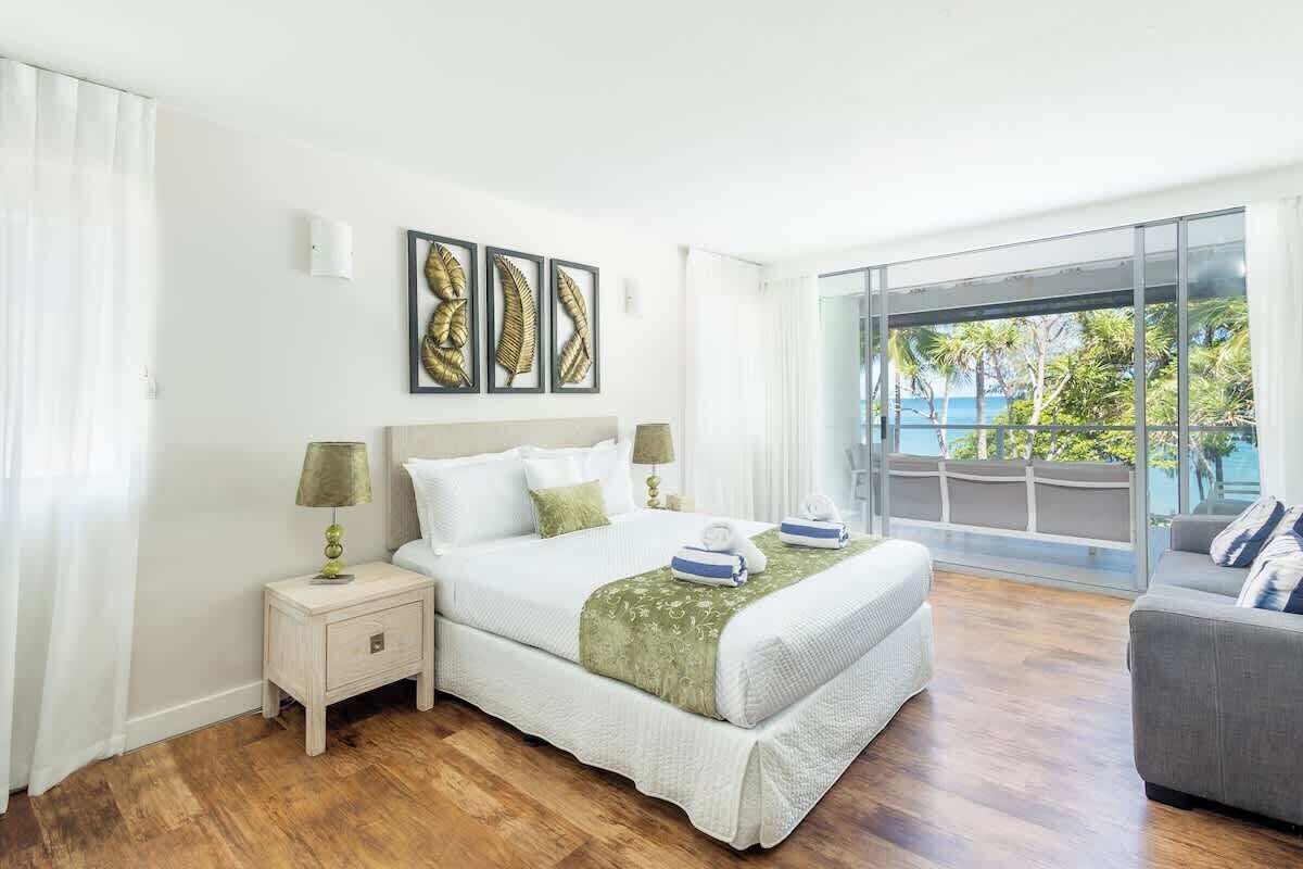 Tabla de planchar con plancha, wifi gratis y ropa de cama 