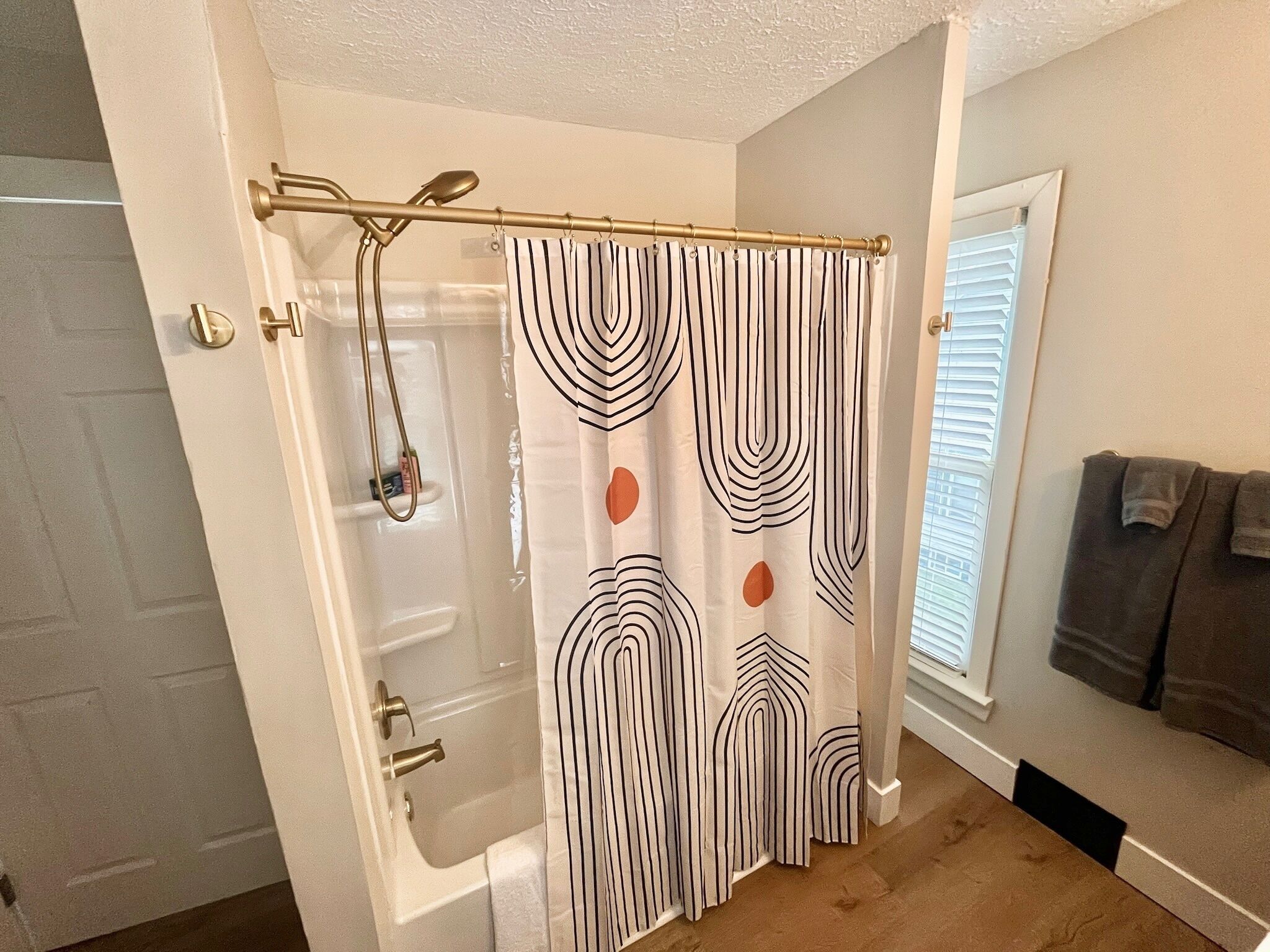Haartrockner, Handtücher, Toilettenpapier