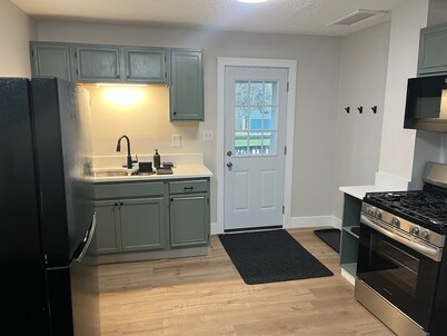 A great stay, Two, close to Spire, GOTL, & Wineries....King Bed!