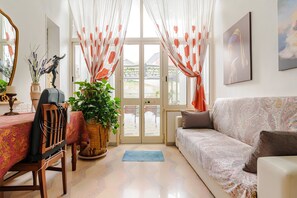 Fernseher, Tischfußball, Tischtennisplatte, Bücher