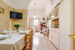 Réfrigérateur, four à micro-ondes, un four, surface de cuisson