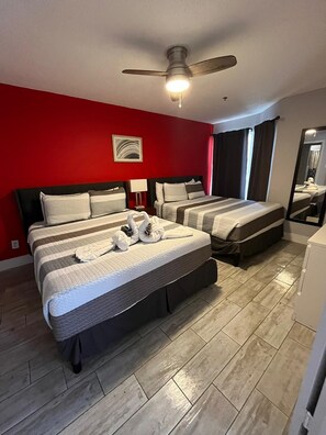 1 chambre, bureau, fer et planche à repasser, lit parapluie