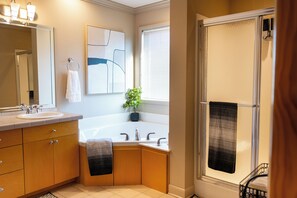 Secador de cabelo, toalhas de banho, sabonete, papel higiênico