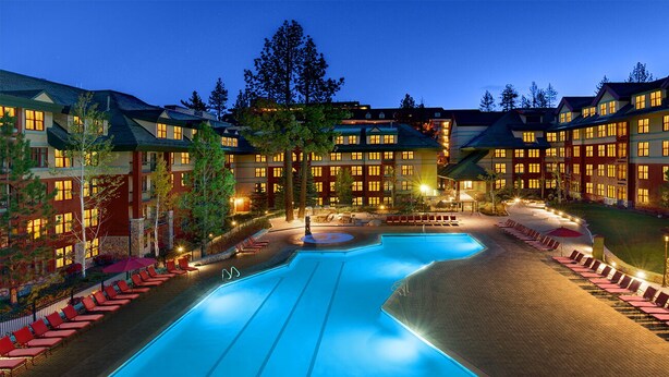 Ein Hotel mit großem Pool, zahlreichen Gästezimmern und Außenbereichen zum Verweilen.