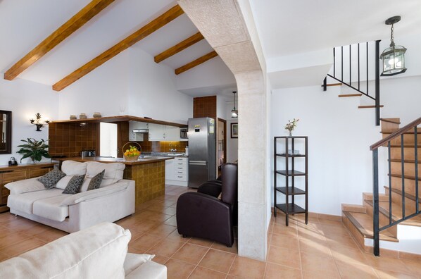 Cottage | Living area - Pretty Villa With Balcony (Alaro)