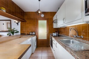 Cottage | Private kitchen - Pretty Villa With Balcony (Alaro)