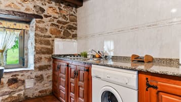 Refrigerador, microondas, parrilla de estufa y cafetera y tetera