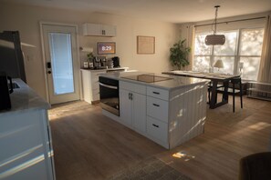 Fridge, microwave, oven, stovetop - Private Hot Tub, Deep Pool, Fire Pit, 3 King, 1 Queen, TV!! (Raleigh)