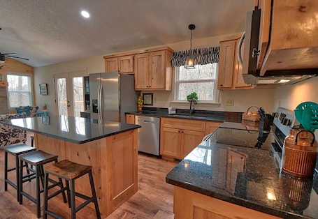 Fridge, microwave, oven, stovetop. Charming 2-bedroom house with WiFi, AC nestled in the mountains of clayton