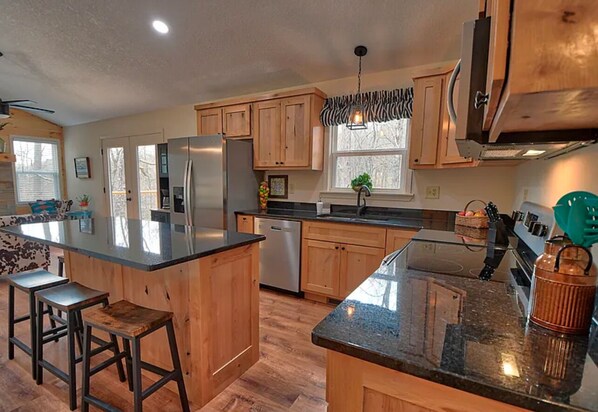 Geladeira, micro-ondas, fogão, cooktop