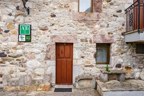 Exterior detail - Apartment 'Lorences C' with Mountain View (Caunedo)